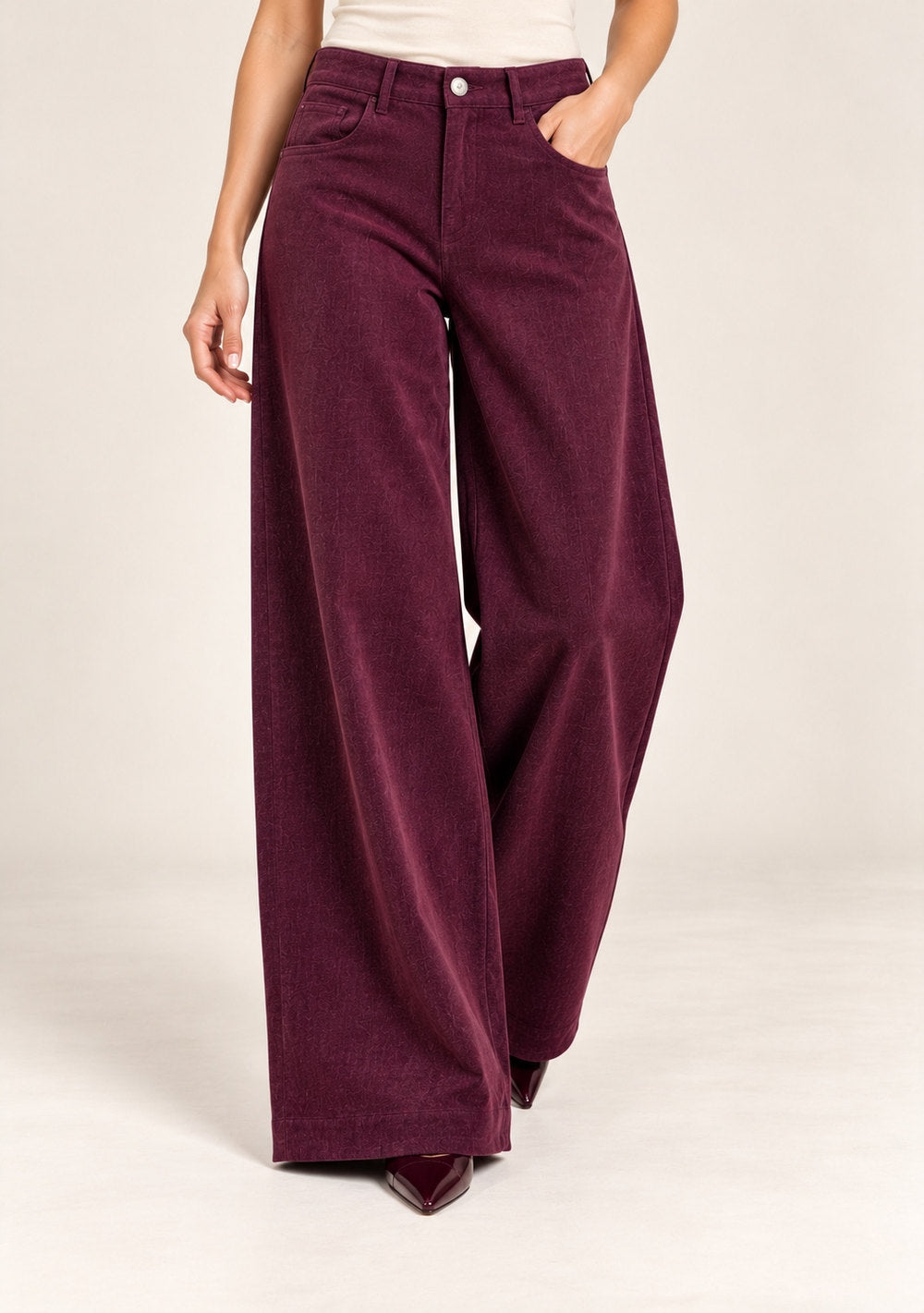 Pantaloni in velluto da donna in colore vino, indossati con giacca coordinata