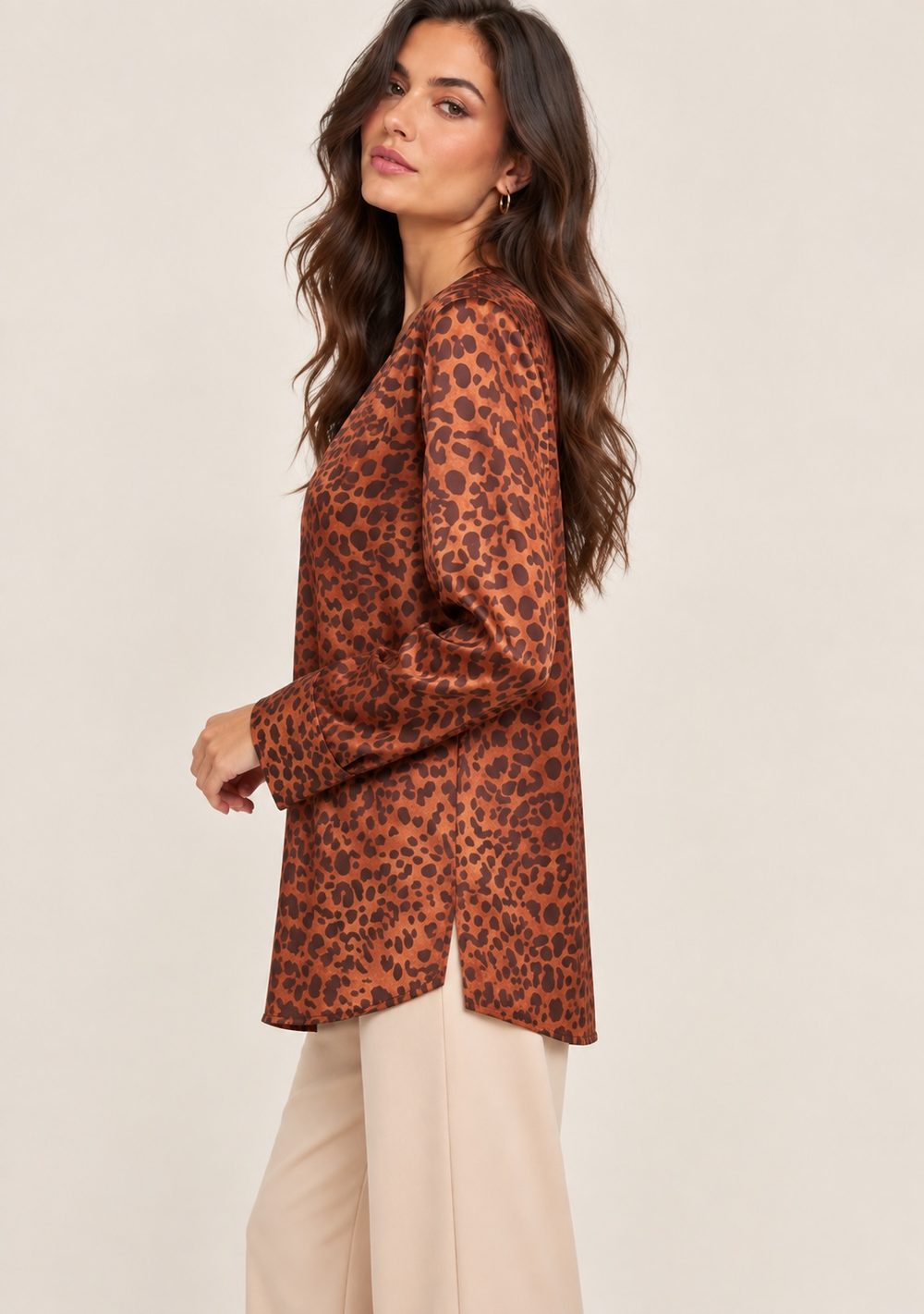 Blusa scollo a v fantasia in colore coccio, vista alternativa 2