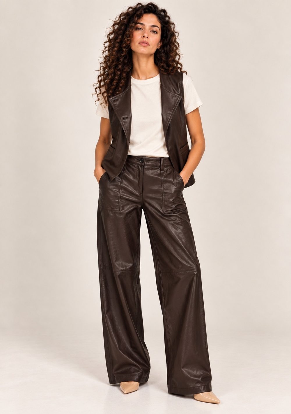 Gilet asimmetrico e pantaloni palazzo in ecopelle da donna, colore moro