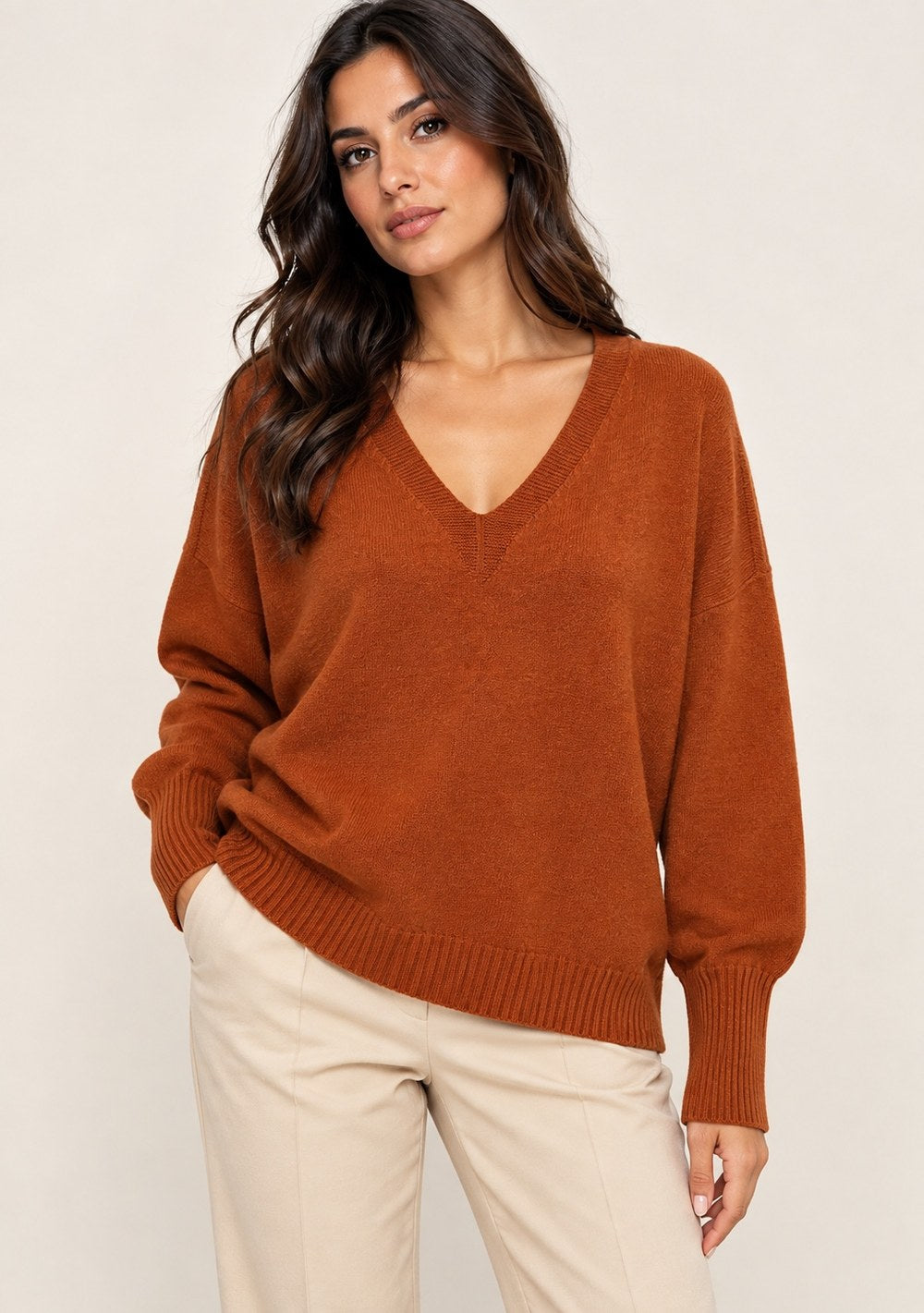 Maglia scollo a v stondata in colore coccio