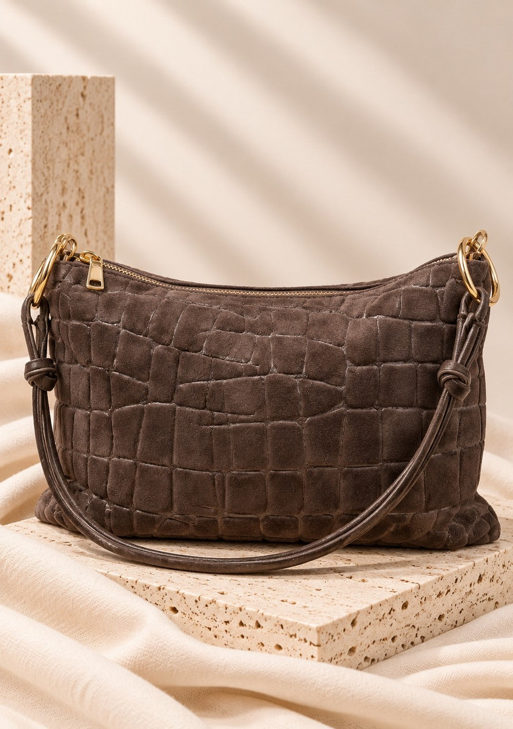 Shoulder bag scamosciata effetto cocco in colore marrone scuro, vista alternativa 2