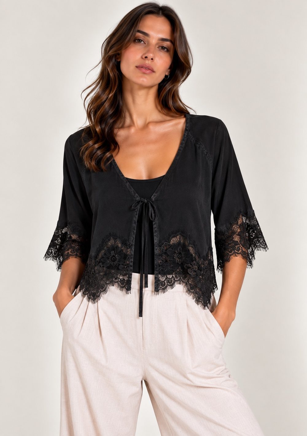 Coprispalle con merletto in colore nero