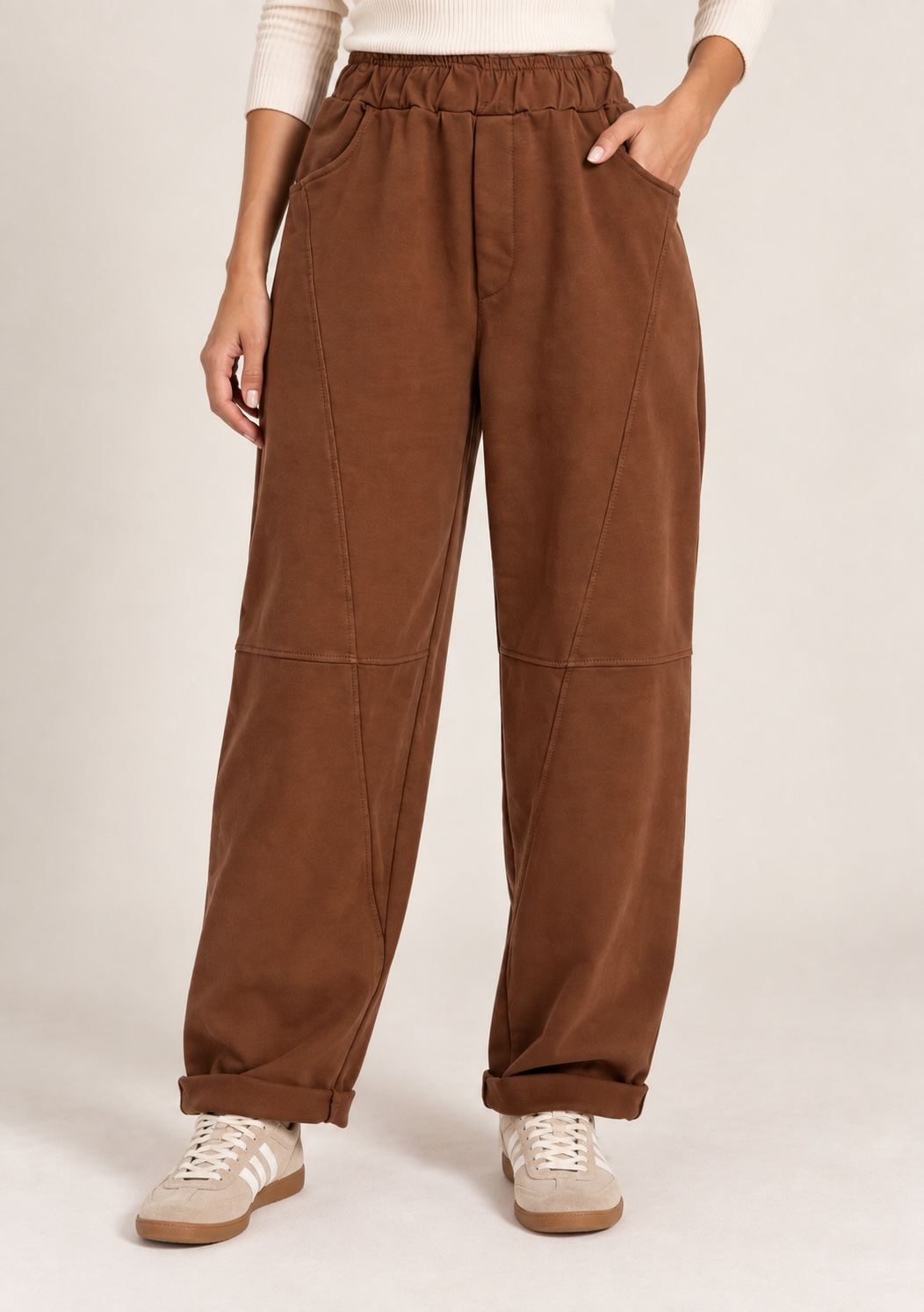 Pantaloni con tagli in felpa in colore coccio