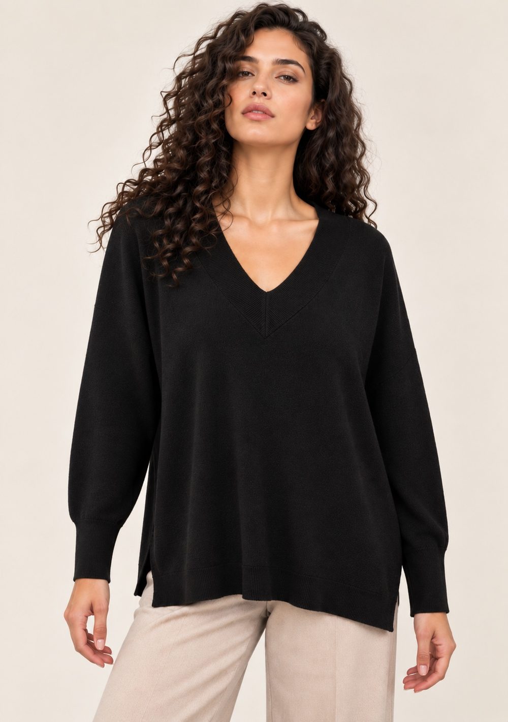 Maglia con Spacchi Laterali da donna in colore nero
