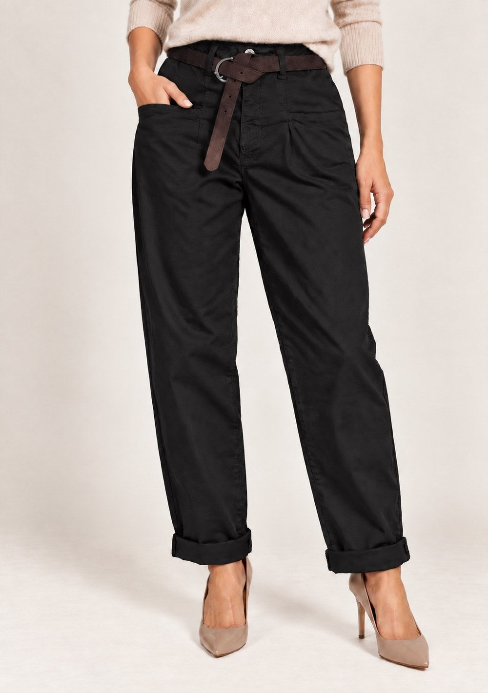 Pantaloni con tasca avanti in colore nero
