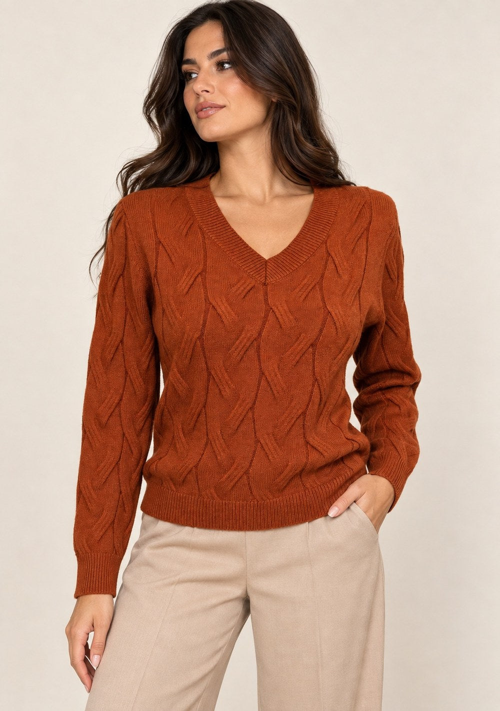 Maglia con trecce scollo a v in colore coccio