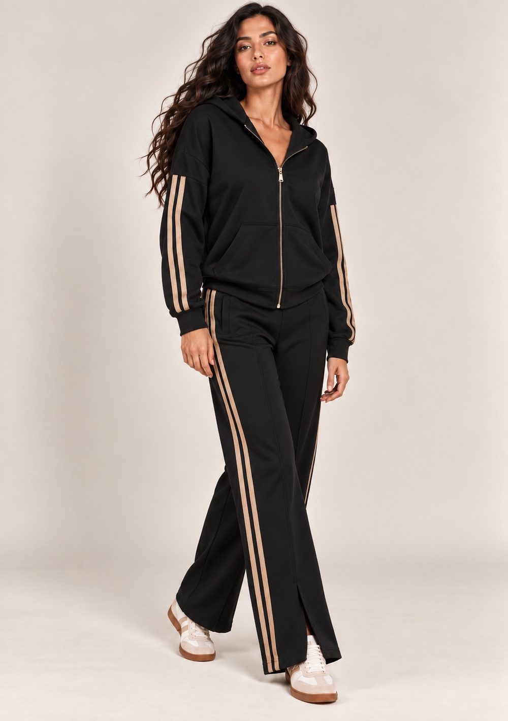 Completo sportivo nero con felpa con cappuccio e pantaloni palazzo