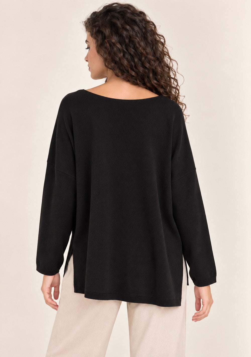 Maglia Girocollo con Spacchi Laterali da donna in colore nero, vista alternativa 3