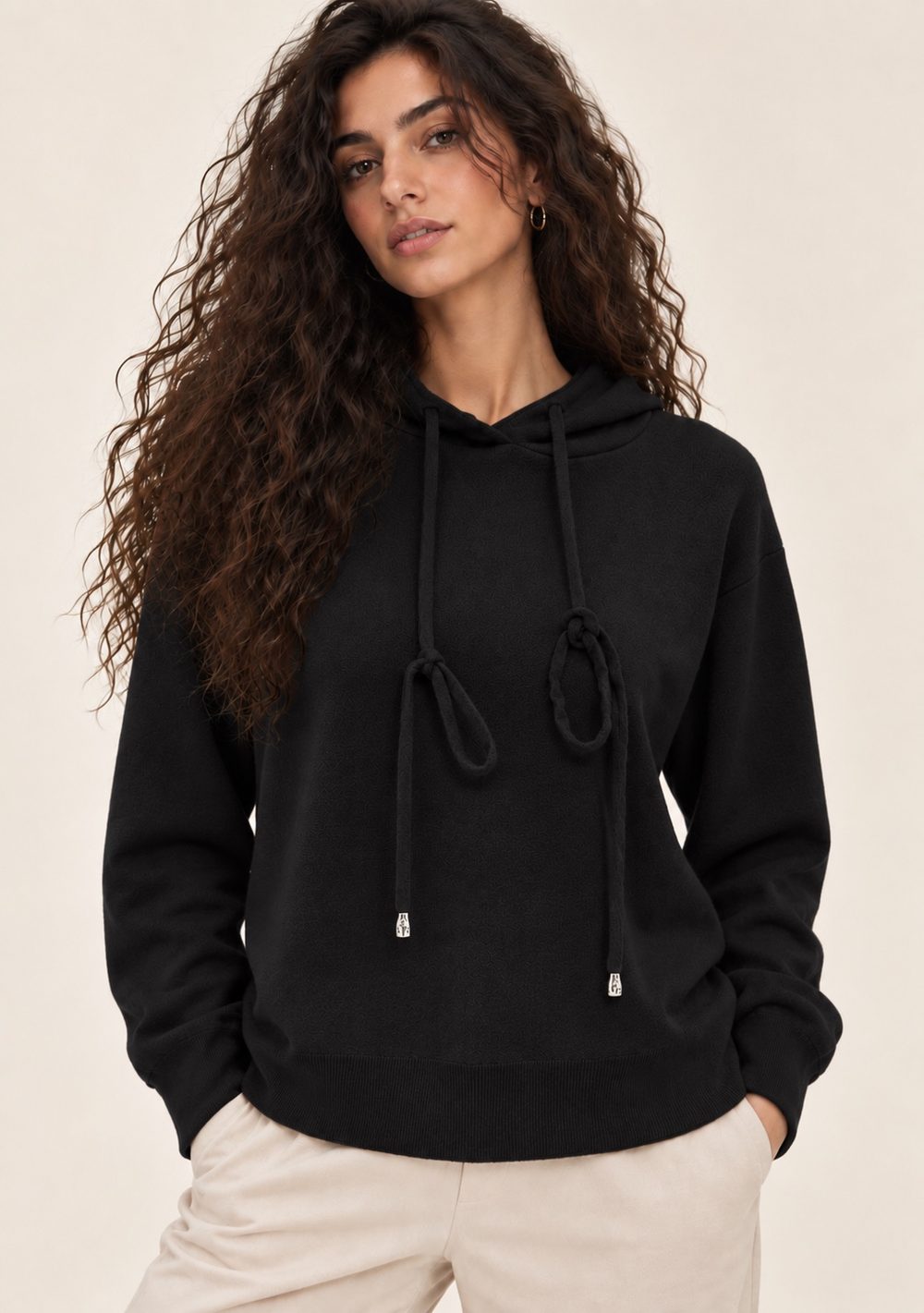 Maglia con Cappuccio da donna in colore nero