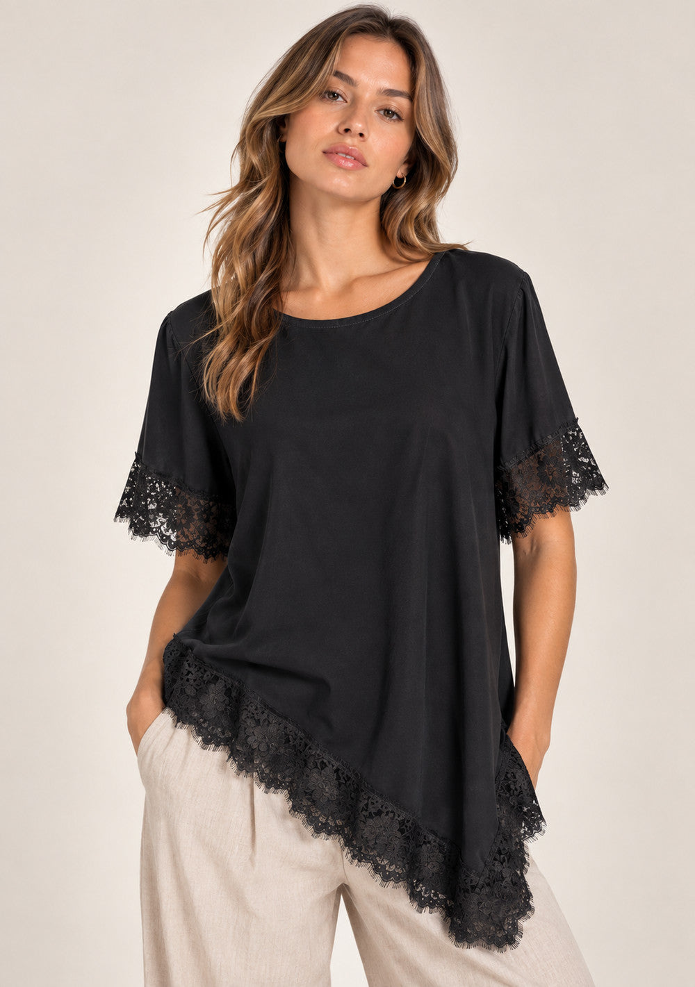Maglia Asimmetrica con Merletto