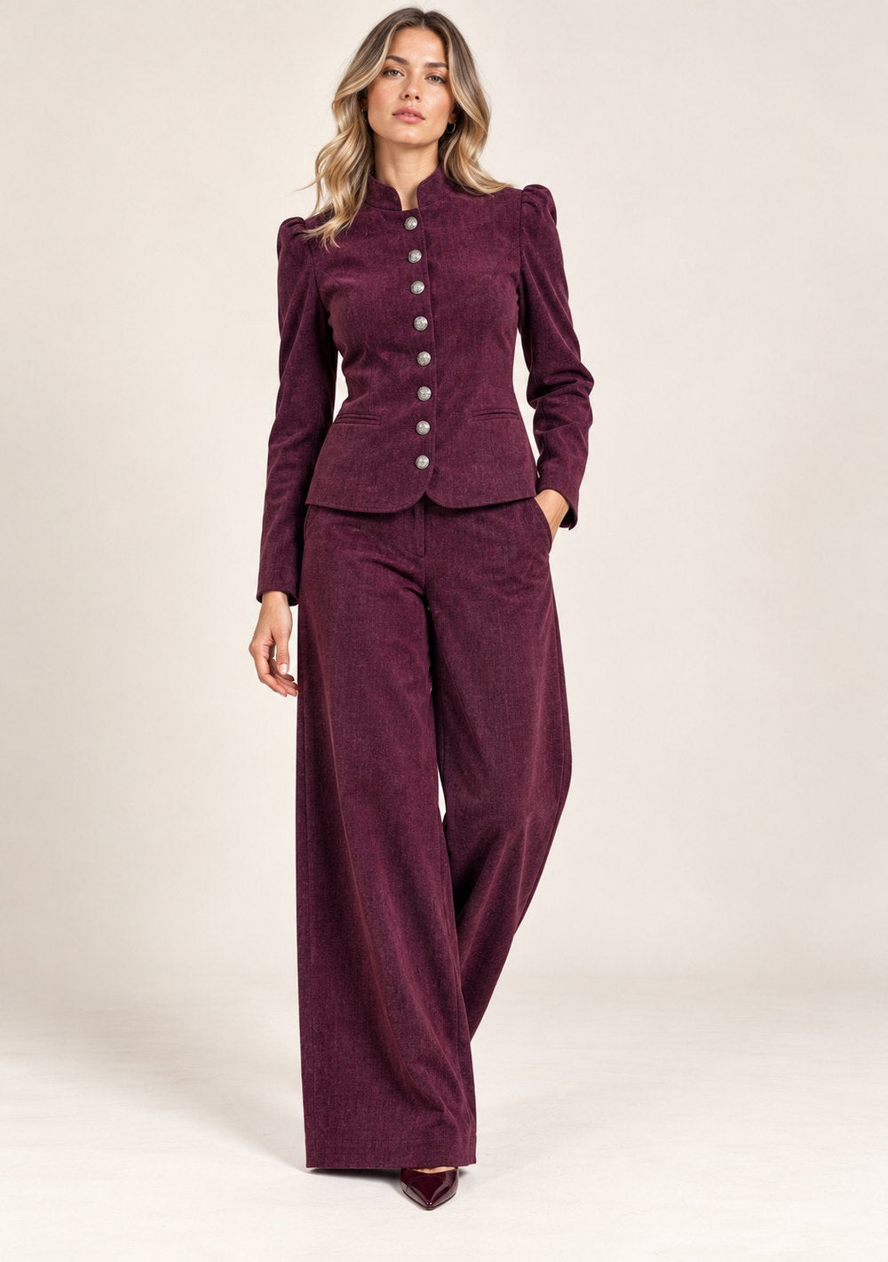 Pantaloni in velluto da donna in colore vino con giacca coordinata, vista alternativa