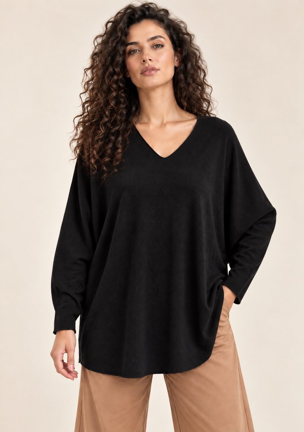 Maglia Scollo a V con Spacchi da donna in colore nero