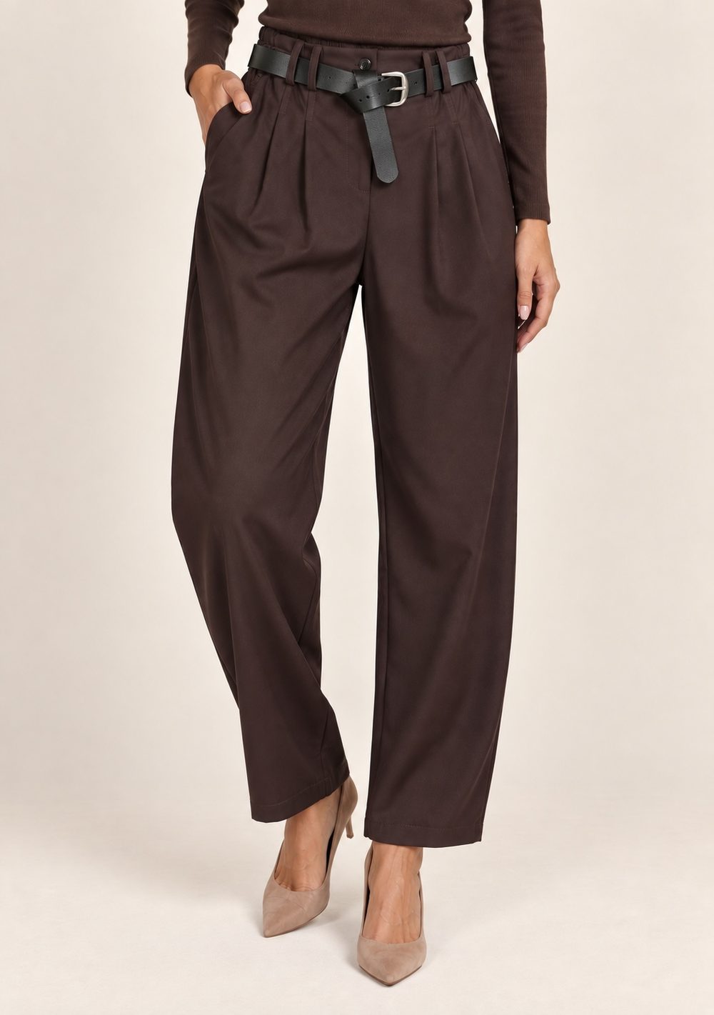 Pantaloni marroni con due pinces e cintura, vista frontale