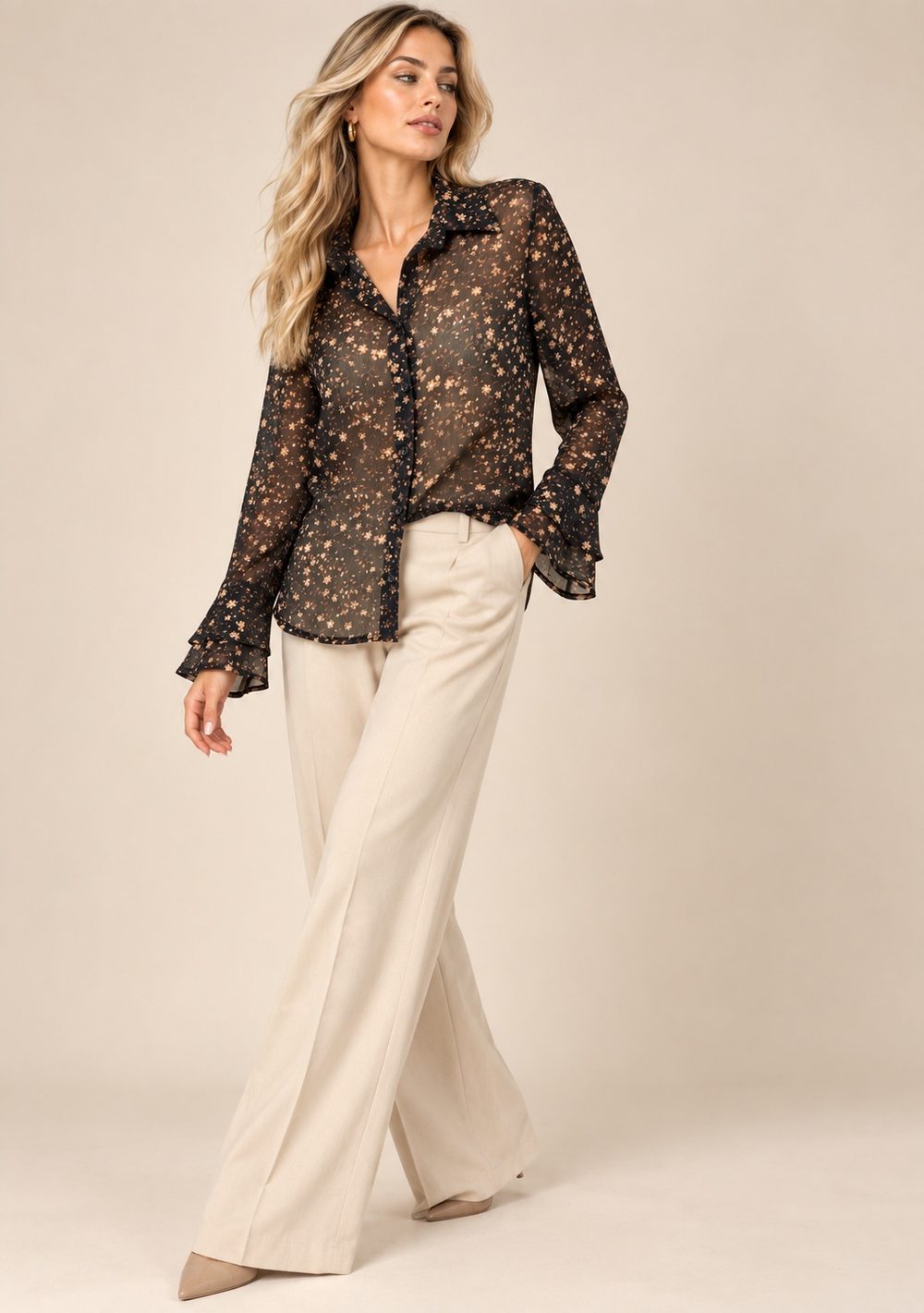 Camicia floreale scura con maniche a campana, look completo