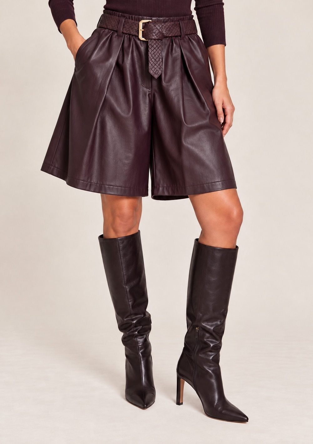 Bermuda in similpelle in colore bordeaux