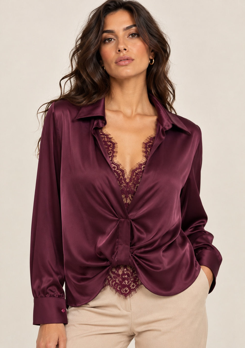Camicia doppiata con merletto in colore bordeaux