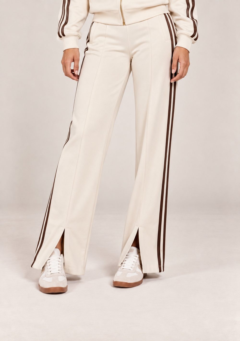 Pantaloni palazzo panna con bande laterali e spacchi frontali