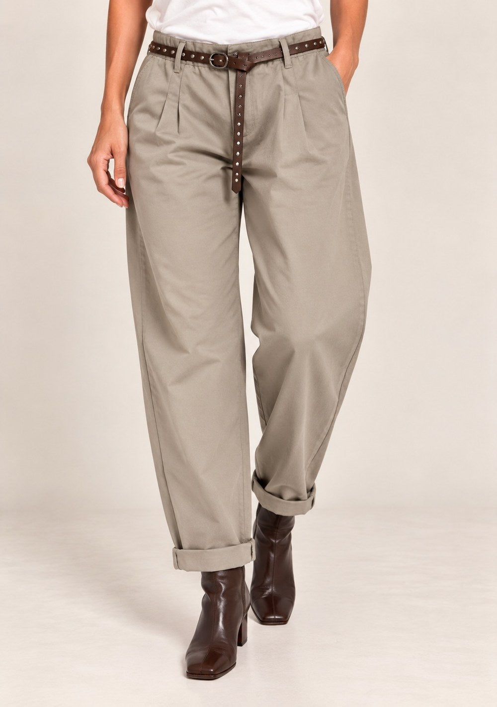 Pantaloni con risvolto in colore beige