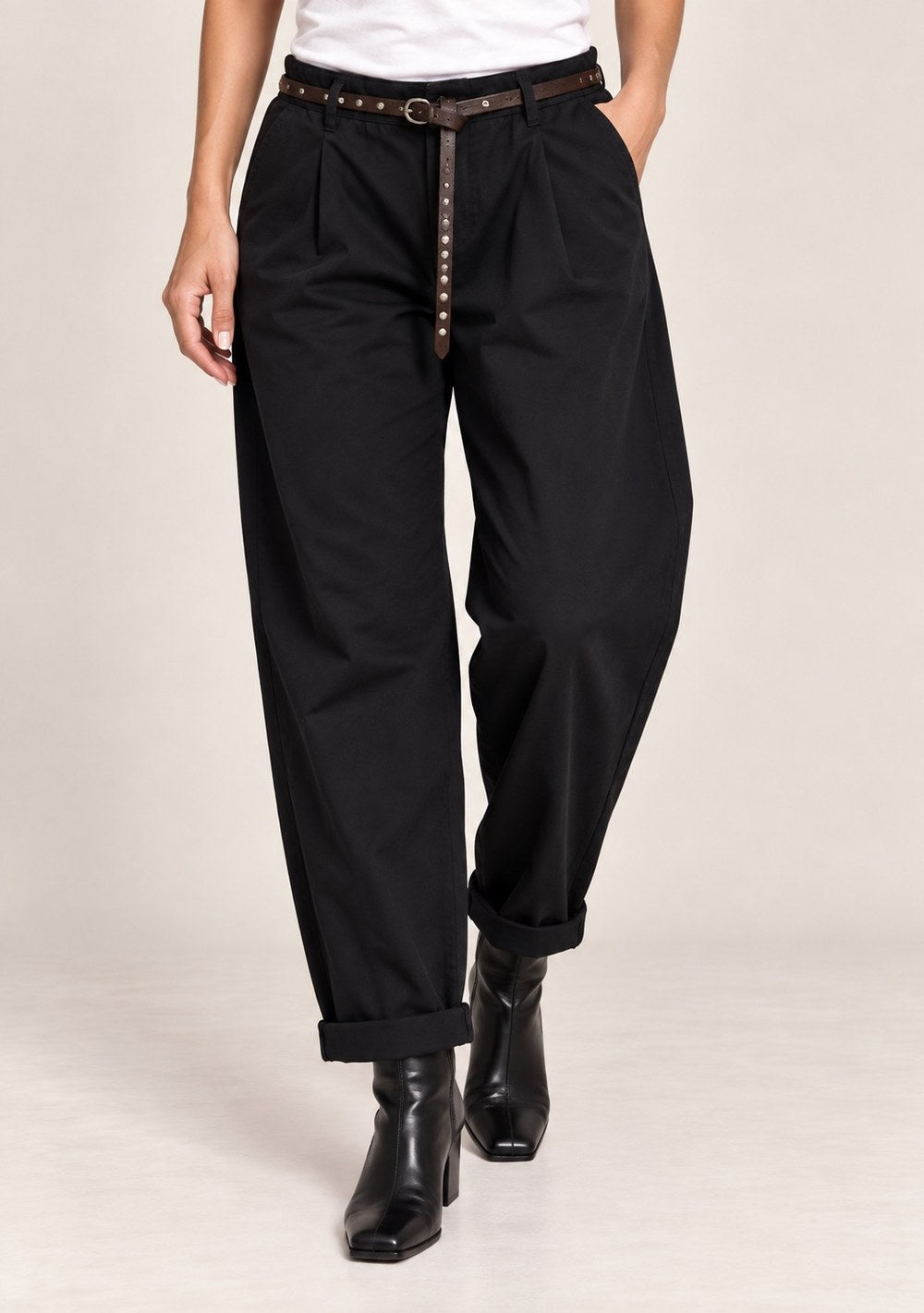 Pantaloni con risvolto in colore nero