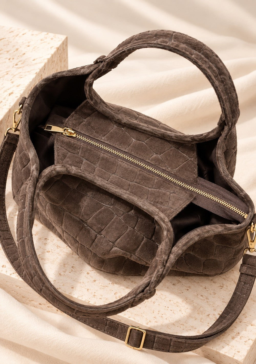 Borsa hobo scamosciata effetto cocco in colore marrone scuro, vista alternativa 2