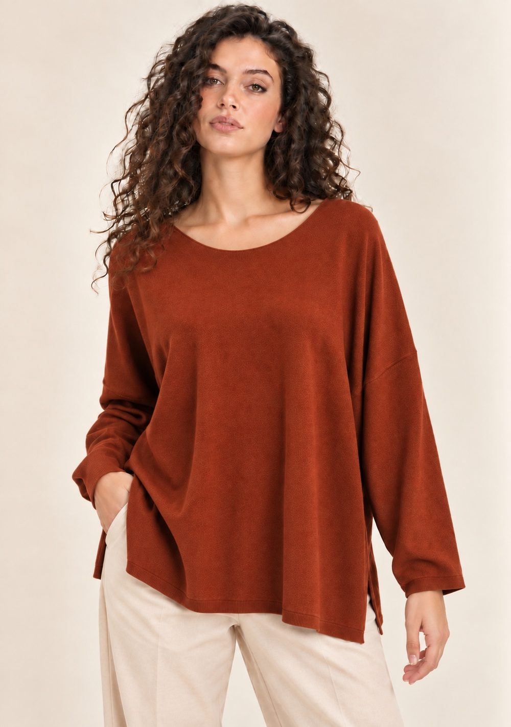 Maglia Girocollo con Spacchi Laterali da donna in colore coccio