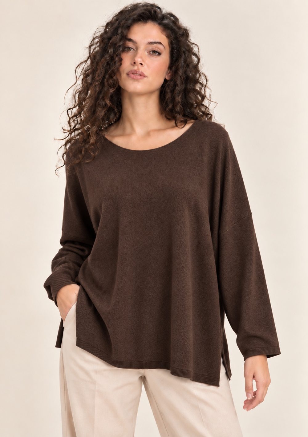 Maglia Girocollo con Spacchi Laterali da donna in colore moro