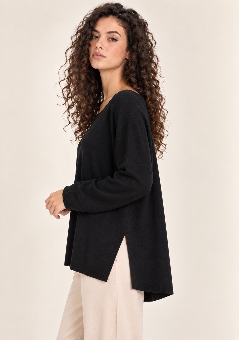 Maglia Girocollo con Spacchi Laterali da donna in colore nero, vista alternativa 2