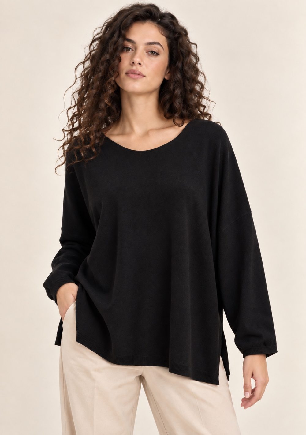 Maglia Girocollo con Spacchi Laterali da donna in colore nero