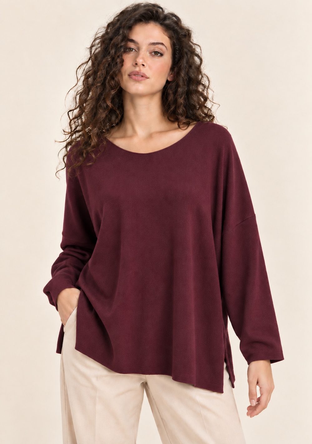 Maglia Girocollo con Spacchi Laterali da donna in colore vino